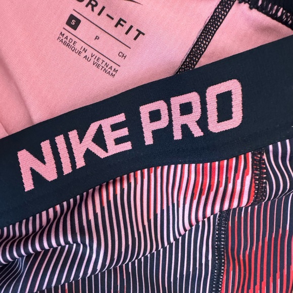 NIKE   CAPRI LENGTH     DRI-FIT Performance Leggings   SMALL     #X - Picture 3 of 5